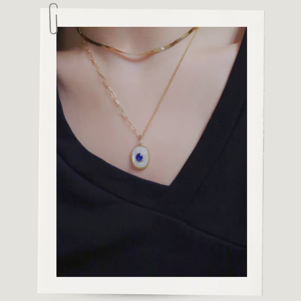 Pendentif ovale en nacre et saphir bleu avec halo