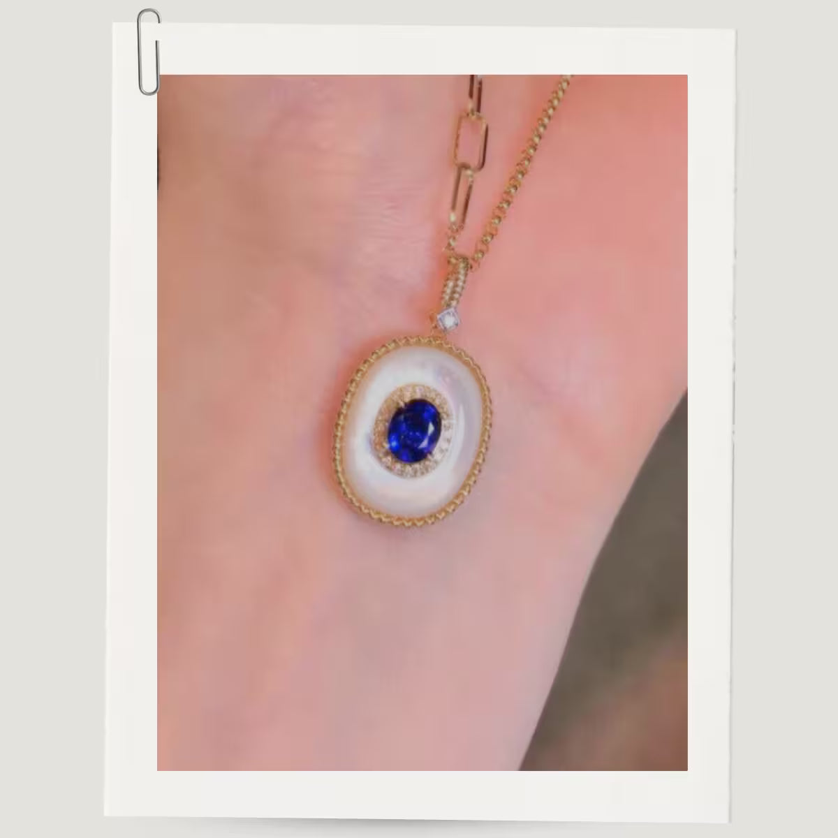 Pendentif ovale en nacre et saphir bleu avec halo