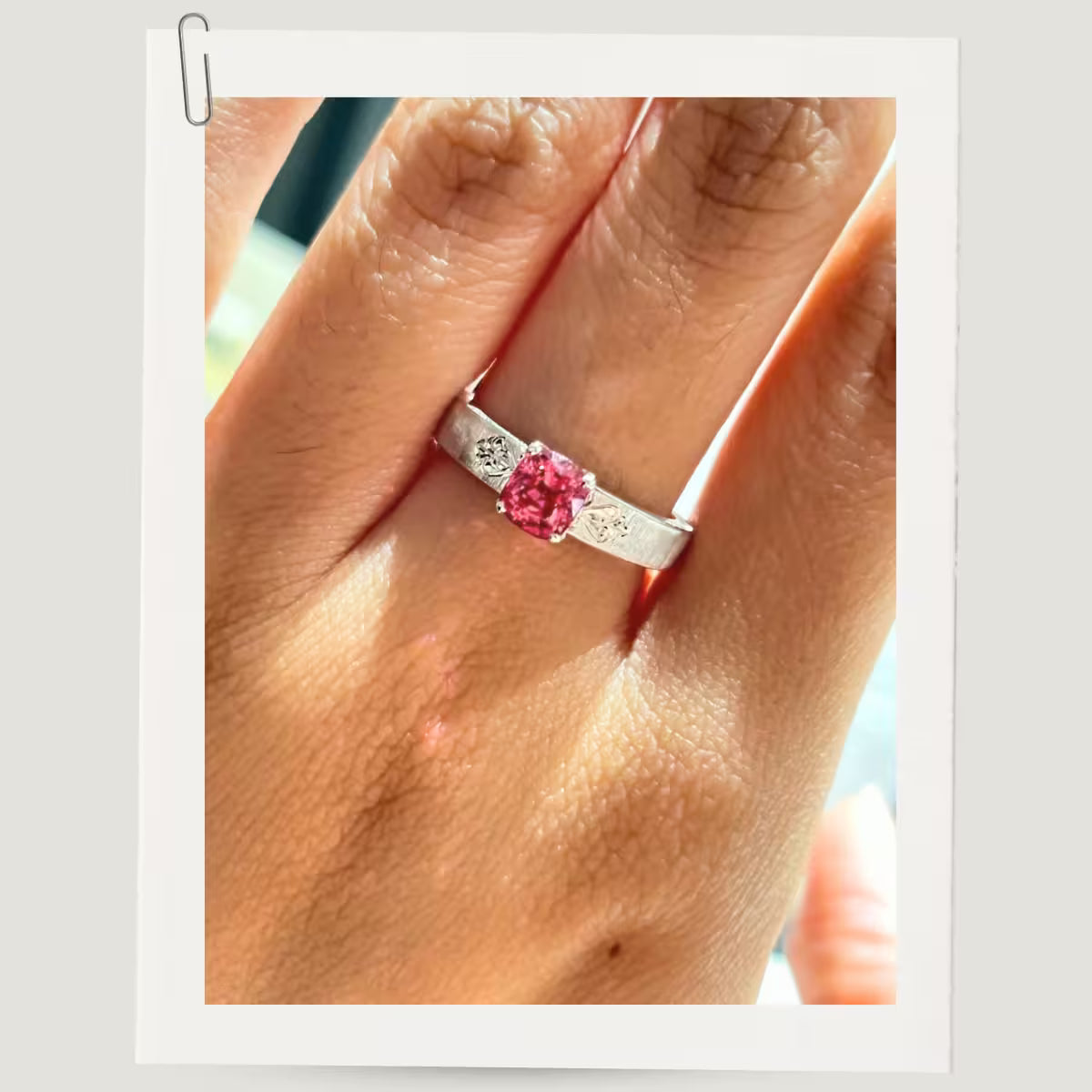ピンクスピネルの職人技が光るブラッシュドリング